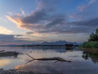 Morgenstimmung beim Harrasser Moosgraben am Chiemsee kurz nach Sonnenaufgang